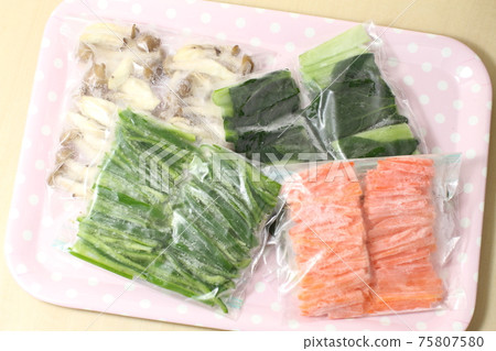 將四種蔬菜放入冷藏袋中，切碎並冷凍保存 75807580