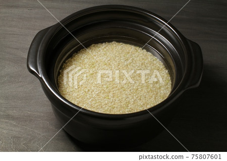 糙米用水潤濕 糙米用水潤濕 75807601