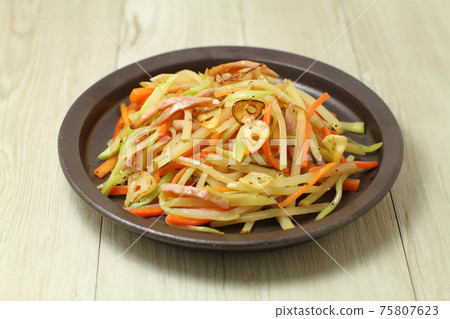 炒蔬菜,西蘭花,土豆,胡蘿蔔和鹽醃的大蒜絲 炒蔬菜,西蘭花,土豆,胡蘿蔔和鹽醃的大蒜絲 75807623