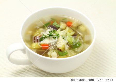 Western-style warm vegetable soup with lots of ingredients, soup to eat 75807643