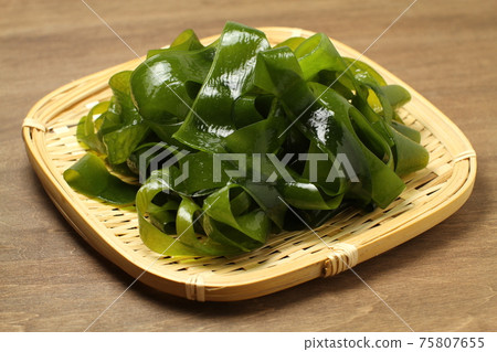 水煮的裙帶菜海藻，漏勺 75807655