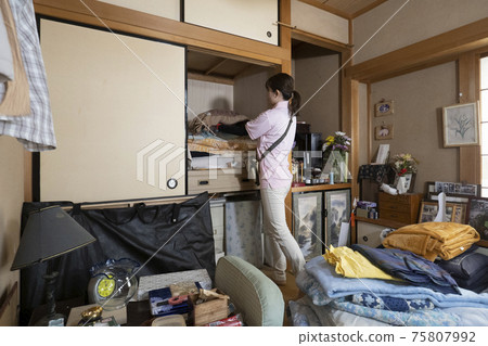 女工收拾一間凌亂的房間 女工收拾一間凌亂的房間 75807992