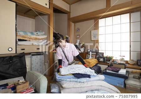 女工收拾一間凌亂的房間 女工收拾一間凌亂的房間 75807995