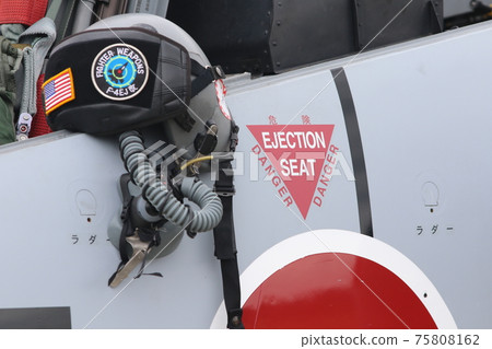頭盔放在駕駛艙自衛隊彈射表中 75808162