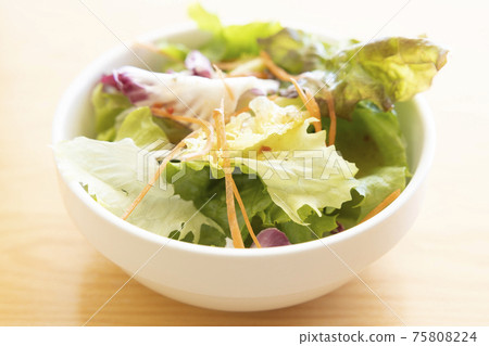 美味的生蔬菜迷你沙拉 75808224