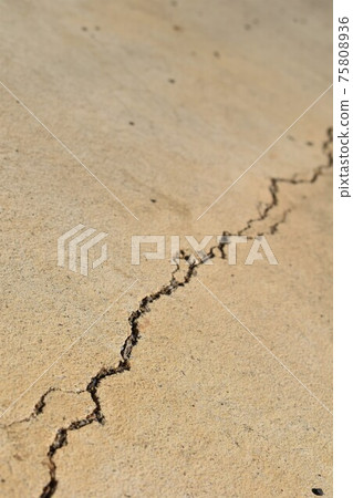 破裂的混凝土 75808936