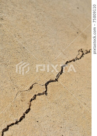 破裂的混凝土 75809110