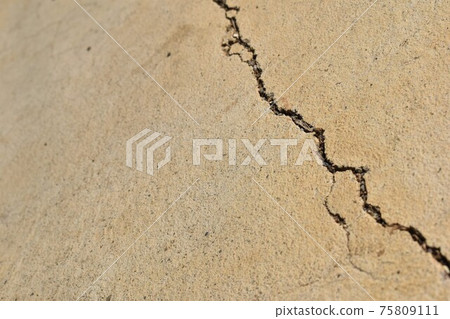 破裂的混凝土 75809111