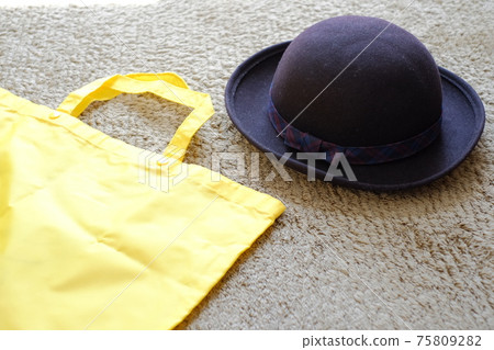 幼兒園帽子和黃色的書包 幼兒園帽子和黃色的書包 75809282