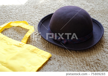 Kindergarten hat and yellow bag 75809283