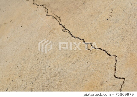 Cracked concrete 75809979