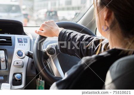 Driving woman's hand Driving woman's hand 75810021