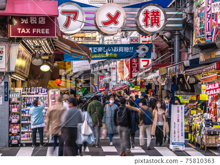 The second day of the cancellation of the Tokyo cityscape of Japan (state of emergency ...). Many people next to Ameyoko in Tokyo, which is a corona wreck = March 23 75810363