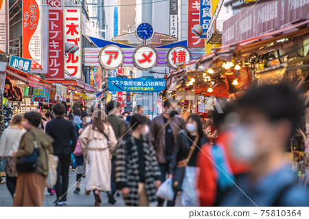 The second day of the cancellation of the Tokyo cityscape of Japan (state of emergency ...). Many people next to Ameyoko in Tokyo, which is a corona wreck = March 23 75810364