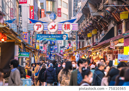 The second day of the cancellation of the Tokyo cityscape of Japan (state of emergency ...). Many people next to Ameyoko in Tokyo, which is a corona wreck = March 23 75810365