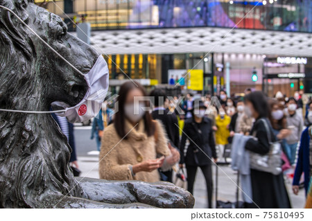 The first day of the cancellation of the Tokyo cityscape in Japan (the cancellation of the state of emergency), Ginza, Tokyo was crowded with many people = March 22 75810495