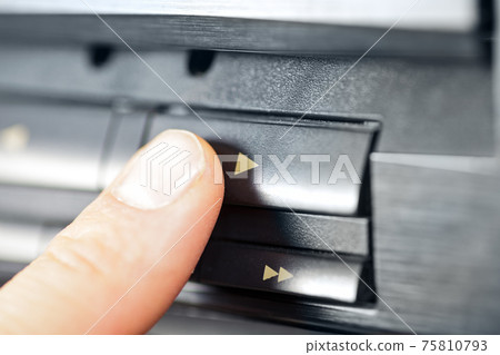 Finger pushing play button 75810793