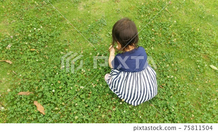 Flower picking 75811504