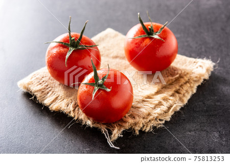 Fresh tomatoes Fresh tomatoes 75813253