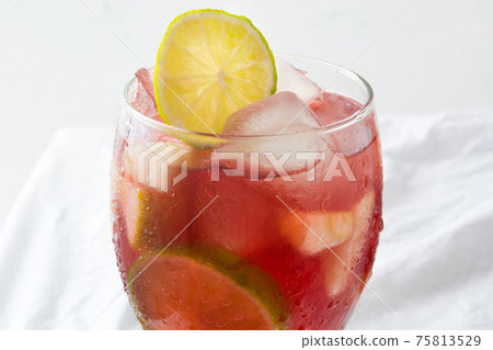 Fresh summer sangria Fresh summer sangria 75813529