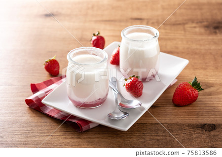 Panna cotta dessert with strawberry Panna cotta dessert with strawberry 75813586
