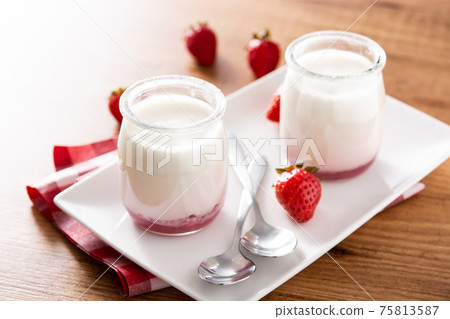 Panna cotta dessert with strawberry Panna cotta dessert with strawberry 75813587