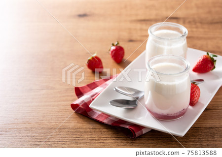 Panna cotta dessert with strawberry Panna cotta dessert with strawberry 75813588