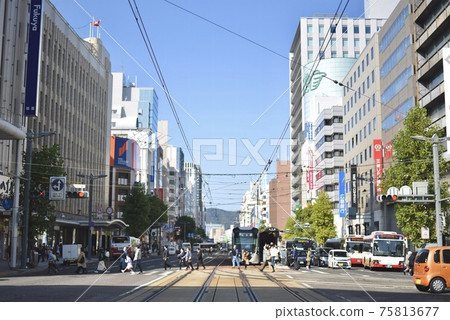 電車經過的廣島市的城市景觀 電車經過的廣島市的城市景觀 75813677