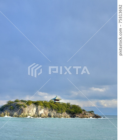 在富之浦拍攝的大海和神社的照片 在富之浦拍攝的大海和神社的照片 75813692