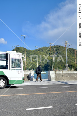 公交車站和在富之浦下車的人的照片 公交車站和在富之浦下車的人的照片 75813693