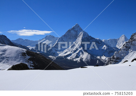 Famous mountain Ama Dablam seen from Dzongla. 75815203
