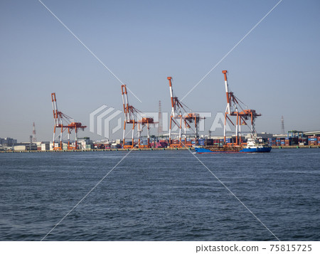 Morning view of Osaka Bay from the central jetty 75815725