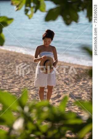 A girl who came to a beach resort for a trip A girl who came to a beach resort for a trip 75816028