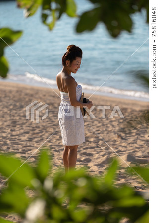 A girl who came to a beach resort for a trip A girl who came to a beach resort for a trip 75816048