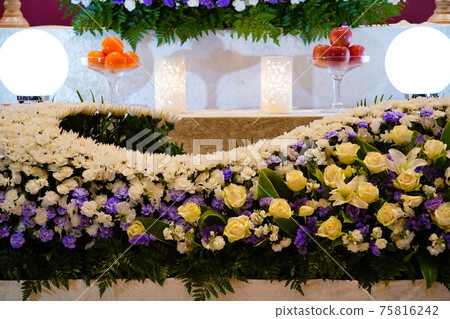 Fashionable flower altar 75816242