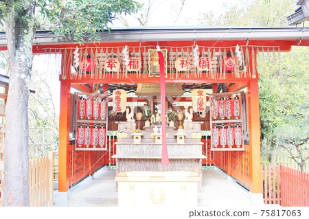 Sunny landlord shrine precincts 75817063