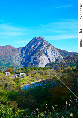 系魚川市秋天白馬山腳下的國立休養地高千池妙妙山 系魚川市秋天白馬山腳下的國立休養地高千池妙妙山 75817248