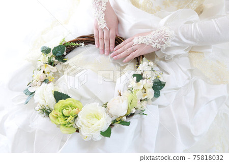 新娘指甲和花圈花束 75818032