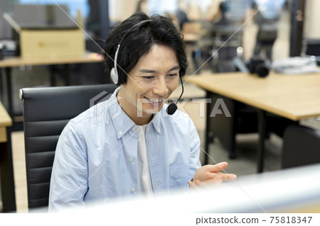 Young male operator talking online Online meeting Remote meeting 75818347