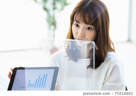 女商人談丙烯酸分區 女商人談丙烯酸分區 75818883