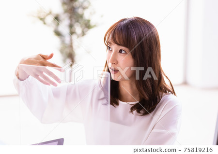 一個女人在丙烯酸隔斷說話 一個女人在丙烯酸隔斷說話 75819216