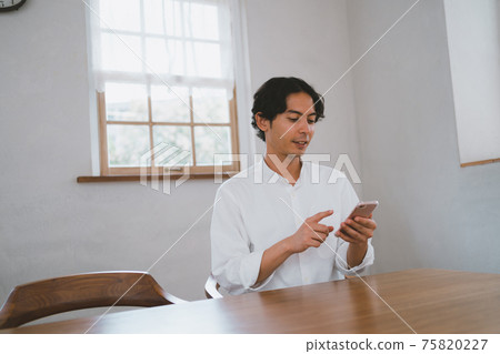 Smartphone and men in their thirties 75820227