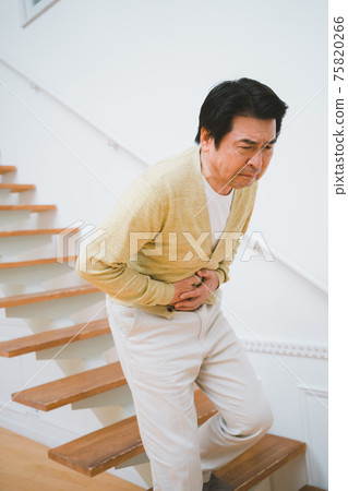 六十多歲的男性腹部疼痛 75820266