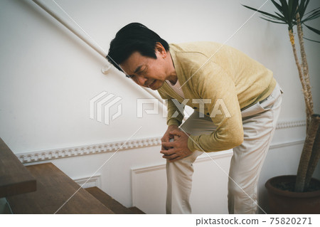 膝蓋疼痛，六十多歲的男性 75820271