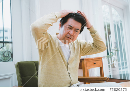 60多歲的男人在乎自己的頭髮 75820273