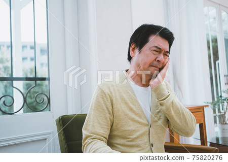 Toothache male in his 60s 75820276