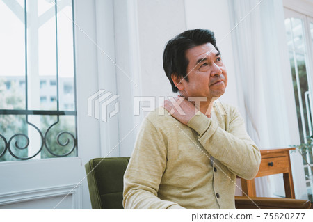 肩膀僵硬，六十多歲的男人 75820277