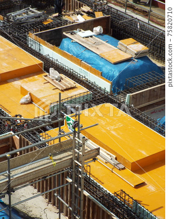 Install the formwork on the assembled rebar 75820710