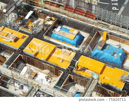 將模板安裝在組裝好的鋼筋上 75820711