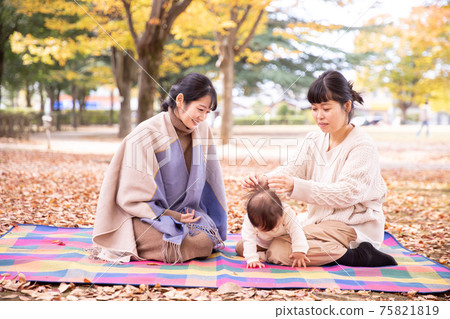 媽媽修理嬰兒的頭髮 75821819